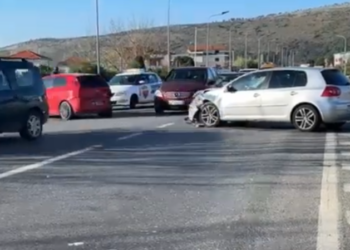 Aksident në aksin Lezhë-Shkodër, përplasen dy automjete –