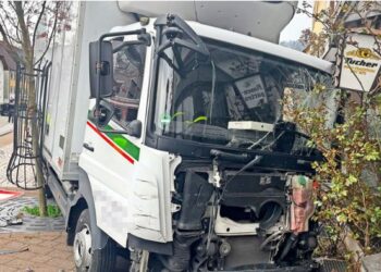 Kamioni del nga rruga, 29-vjeçarja shqiptare dhe djali i saj 3-vjeçar aksidentohen për vdekje –