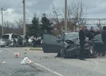 Përplasen dy makina në aksin Korçë-Maliq, raportohet për disa të lënduar –