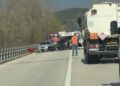 Dy makina të aksidentuara rëndë në urën e Peqinit, të plagosurit transportohen në spital –