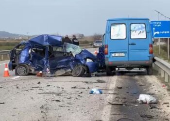 Aksidenti i frikshëm, makinat të bëra ‘copë’, identifikohet shoferja që humbi jetën në Levan-Tepelenë –