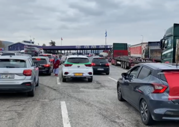 Radhë e gjatë/ Tifozët shqiptarë bëhen bashkë, nisen drejt Kosovës –