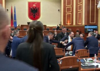 Përdori gjuhë fyese ndaj Vokshi, Grupi i PD kërkon përjashtimin me 60 ditë të Taulant Ballës nga Kuvendi –