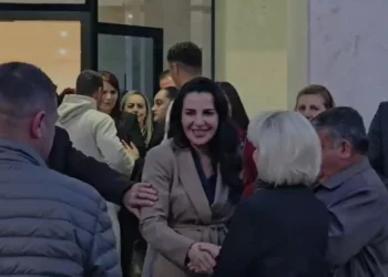 Balluku me “popullin” në Fier/ Pasi e shpëtoi nga arrestimi, Rama e dërgon deputeten në bazë –