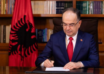 Presidenti Begaj dekreton lirimin nga detyra të Komandantit të Forcës Ajrore, ja kush e zëvendëson –