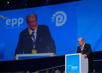 Paraqitëm krizën që po gllabëron Shqipërinë dhe kërkesën për qeveri teknike –