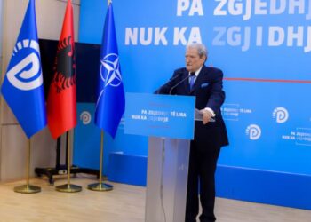 Tabaku u shpreh kundër përjashtimit të Salianjit, reagon Berisha: Ai u vetëpërjashtua –