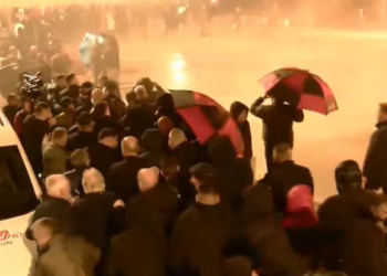 Protestuesit molotovë dhe fishekzjarrë, policia ujë me piper dhe gaz lotsjellës! Berisha vendos maskë kundragaz –