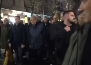 Berisha dhe protestuesit tentojnë tek Policia e Tiranës, priten me gardh metalik, i drejtohen ish-Bllokut –