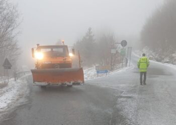 Befason moti në pranverë, reshjet e dëborës zbardhin fshatrat turistikë të Boboshticës dhe Dardhës –