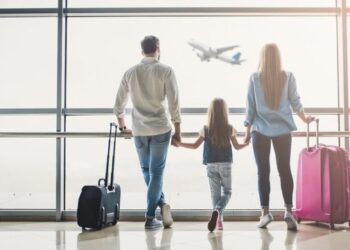 Lufta Izrael–Iran “tremb” shqiptarët! Ngrijnë rezervimet për pushime –