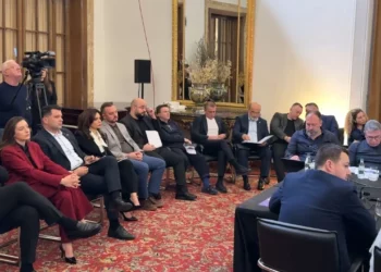 Rama zhvillon mbledhje me dyer të mbyllura me socialistët, Spiropali përplaset me Ballën –