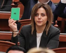Opozita vendos këngën “Çun Mulaj” kur mori fjalën deputetja socialiste –