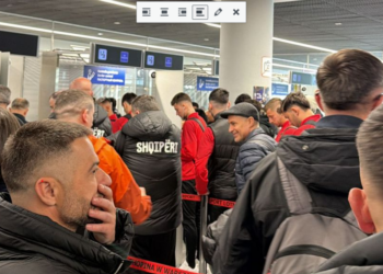 FOTO/ Drejt ëndrrës për Botërorin 2026, kombëtarja shqiptare mbërrin në Varshavë –