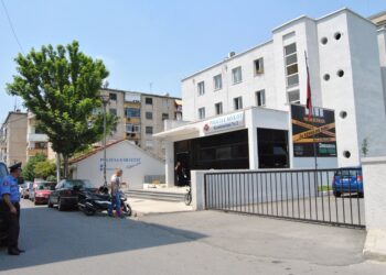 Tiranë/ E punësoi si dizenjuese, 48-vjeçari p*rdhunon 21-vjeçaren në apartamentin e tij