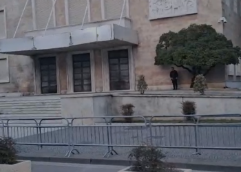 Pak para nisjes së protestës së opozitës, gardh metalik te Kryeministria dhe te Kryesia e Kuvendit –