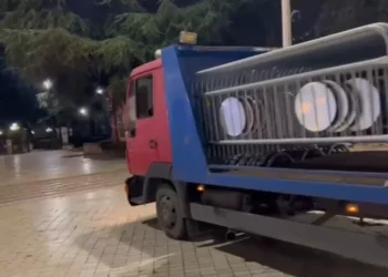 Pak orë para protestës, blindohet Parlamenti me gardh metalik –