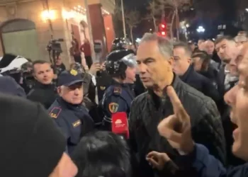 Përshkallëzohet protesta, hedhje të vazhdueshme molotovësh/ Boçi u kërkon ‘llogari’ policëve: Keni hapur luftë –