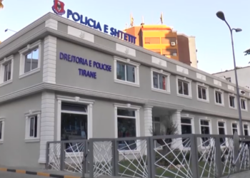 Dyshohet se qëlloi veten me armë zjarri në banesë, vdes 47-vjeçari në Tiranë –