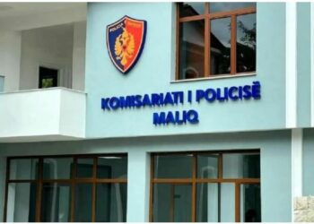 Qarkullonte me automatik në makinë! Arrestohet 30-vjeçari, armë zjarri iu gjet edhe në banesë –