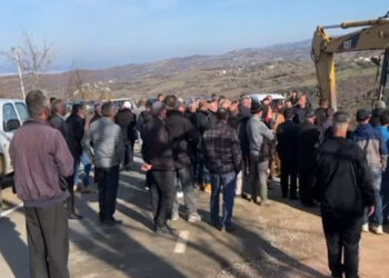 Klos/ Banorët e Kurdarisë kundër ndërtimit të HEC-it në përroin e Luses, largojnë mjetet e firmës –