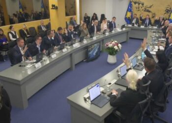 Qeveria e Kosovës miraton pagën e 13-të për punonjësit që paguhen nga buxheti –