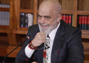 S’do lejoj njeri të më shohë nga lart-poshtë –