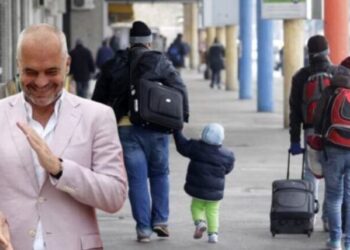 Nuk ndalet shpopullimi! Shqipërisë po i ikin të rinjtë, 62% e emigrantëve nën 35 vjeç –