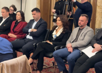 Mbledhja me grupin e PS/ Rama poshtëron Spiropalin, e ulin në fund të sallës pranë Zegjinesë –