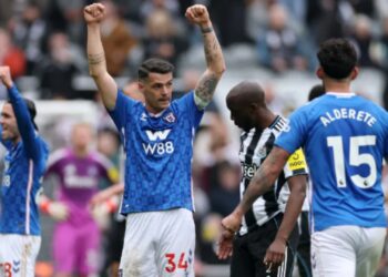 Aston Villa dominon West Ham United, ndërsa Sunderland i Xhakës fiton Newcastle me derbin –