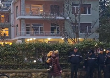 Qeveri teknike dhe dorëheqje e Ramës! Nis me molotov protesta e PD –