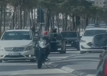 Vlorë/ Tre persona e bëjnë për spital pronarin e një lokali në Lungomare –