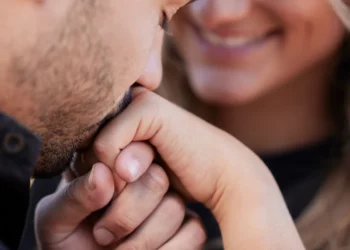 Puthja e dorës apo shtrëngimi i saj pa pëlqim konsiderohet sulm seksual –