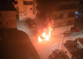 Përfshihen nga flakët dy mjete në Vlorë, dyshohet për zjarrvënie të qëllimshme –