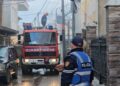 Tiranë, banesa përfshihet nga flakët, i zoti i shtëpisë humb jetën –