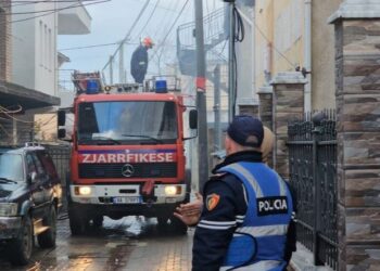 Tiranë, banesa përfshihet nga flakët, i zoti i shtëpisë humb jetën –