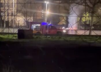 Koshi i mbeturinave merr flakë, zjarrfikëses nuk i punon pompa e ujit dhe largohet –