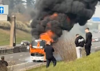 Para finales në Wembley/ Autobusi i tifozëve të Manchester City-t përfshihet nga flakët –