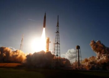 Rikthim historik pas 54 vitesh, Artemis II i NASA-s niset drejt Hënës –