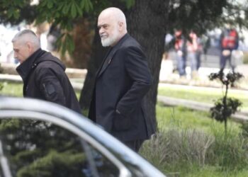 Shkon në mbledhjen e thirrur nga Rama me krerët e bashkive, kryebashkiaku demokrat nuk lejohet të hyjë brenda –