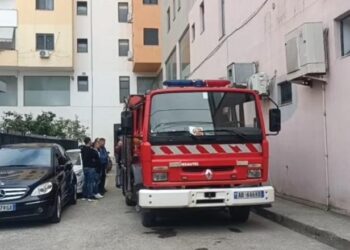 Lushnjë/ Zjarr në pallatin pranë spitalit, dyshohet veprim të qëllimshëm –