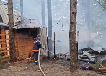 Flakët përfshijnë lokalin në Qafshtamë, pranë burimit “Nëna Mbretëreshë” –