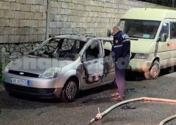 Bulqizë/ Shkrumbohet makina e parkuar e gazetarit, dyshohet për zjarrvënie të qëllimshme –