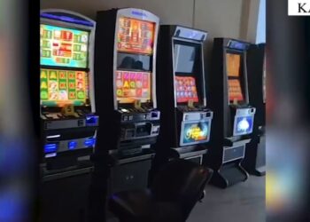 Zbulohet lokali për lojëra fati në Kavajë, shpallen në kërkim dy të rinj –