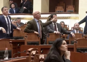 Sherri në Kuvend/ Bardhi kërkon përjashtimin e Ballës, Peleshi ankohet për Vokshin: Mos më quani… –