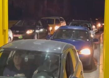 Kufiri i ngarkuar për Pashkët Ortodokse/ Radhë në Kapshticë, vonesa nga ana greke –