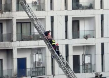 Dy qytetarë dhe dy zjarrfikës të asfiksuar nga zjarri, dërgohen në urgjencën e QSUT –