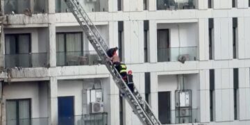 Dy qytetarë dhe dy zjarrfikës të asfiksuar nga zjarri, dërgohen në urgjencën e QSUT –