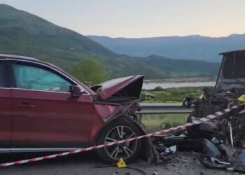 Aksident i rëndë në Tepelenë, 8 të plagosur nga përplasja e dy automjetev –