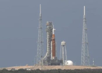 Drejt Hënës!/ NASA nis numërimin mbrapsht, astronautët e Artemis II mbërrijnë në pistën e nisjes –